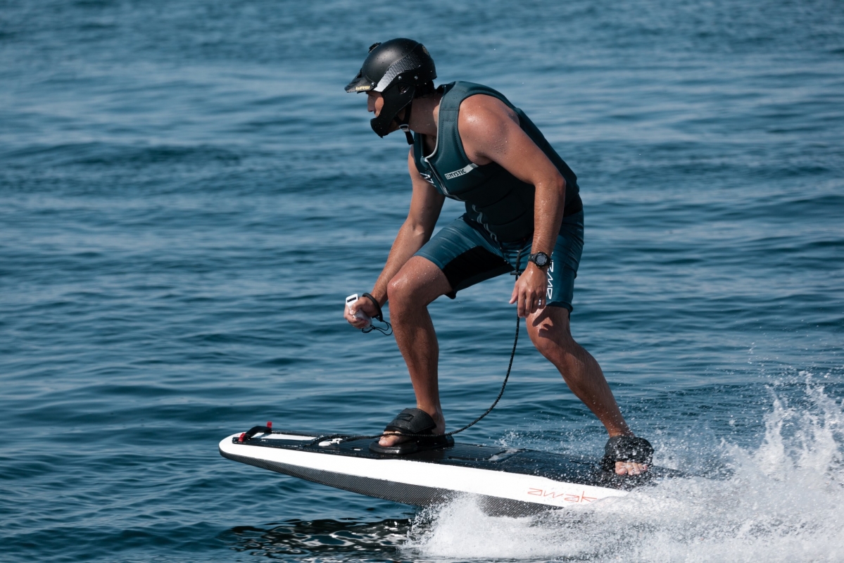 Awake-Ravik-Electric-Surfboard-In-Action